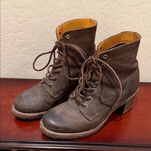 Frye Sabrina 6G Oil Rubbed Brown Boots
Women’s sz 7.5 M